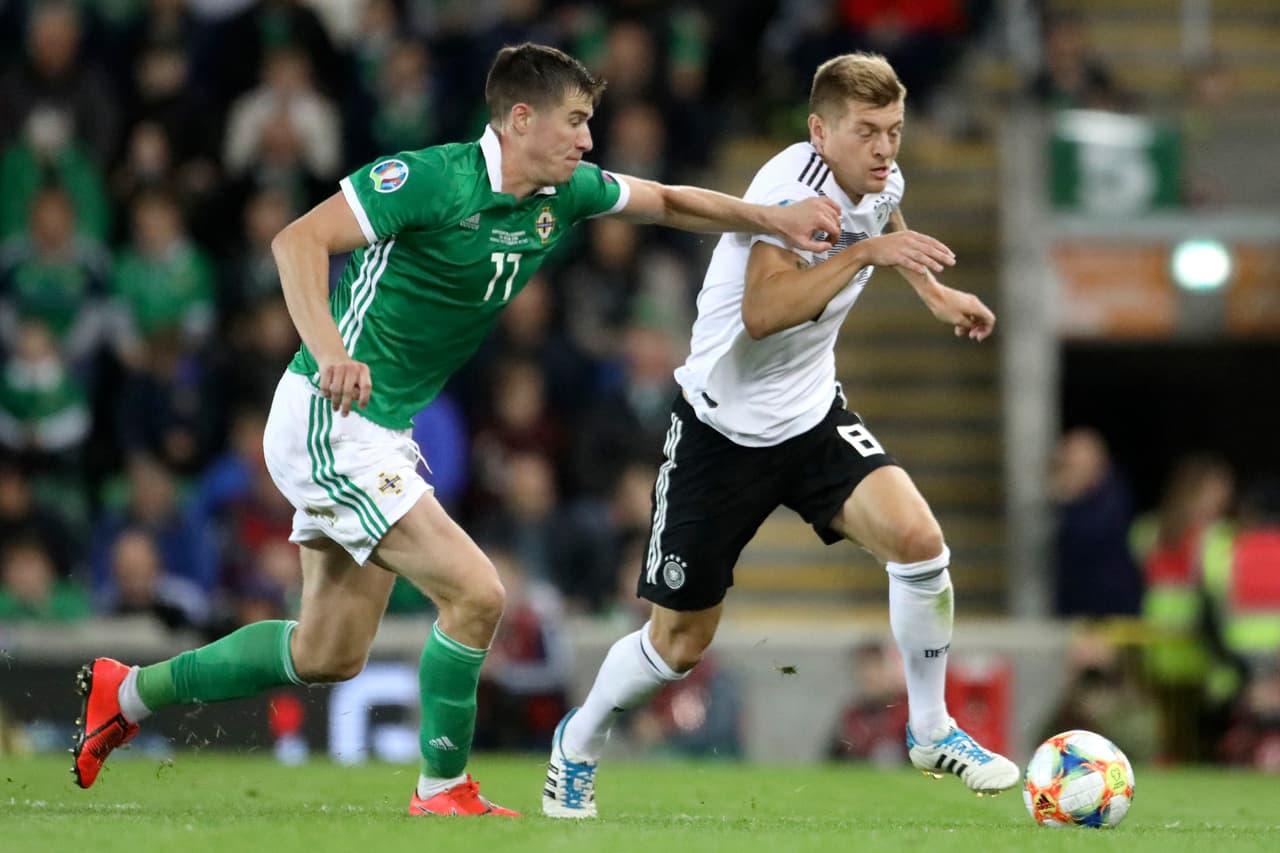 McNair intenta disputar un balón con Toni Kroos, pero el jugador del Real Madrid se queda con la posesión del esférico.