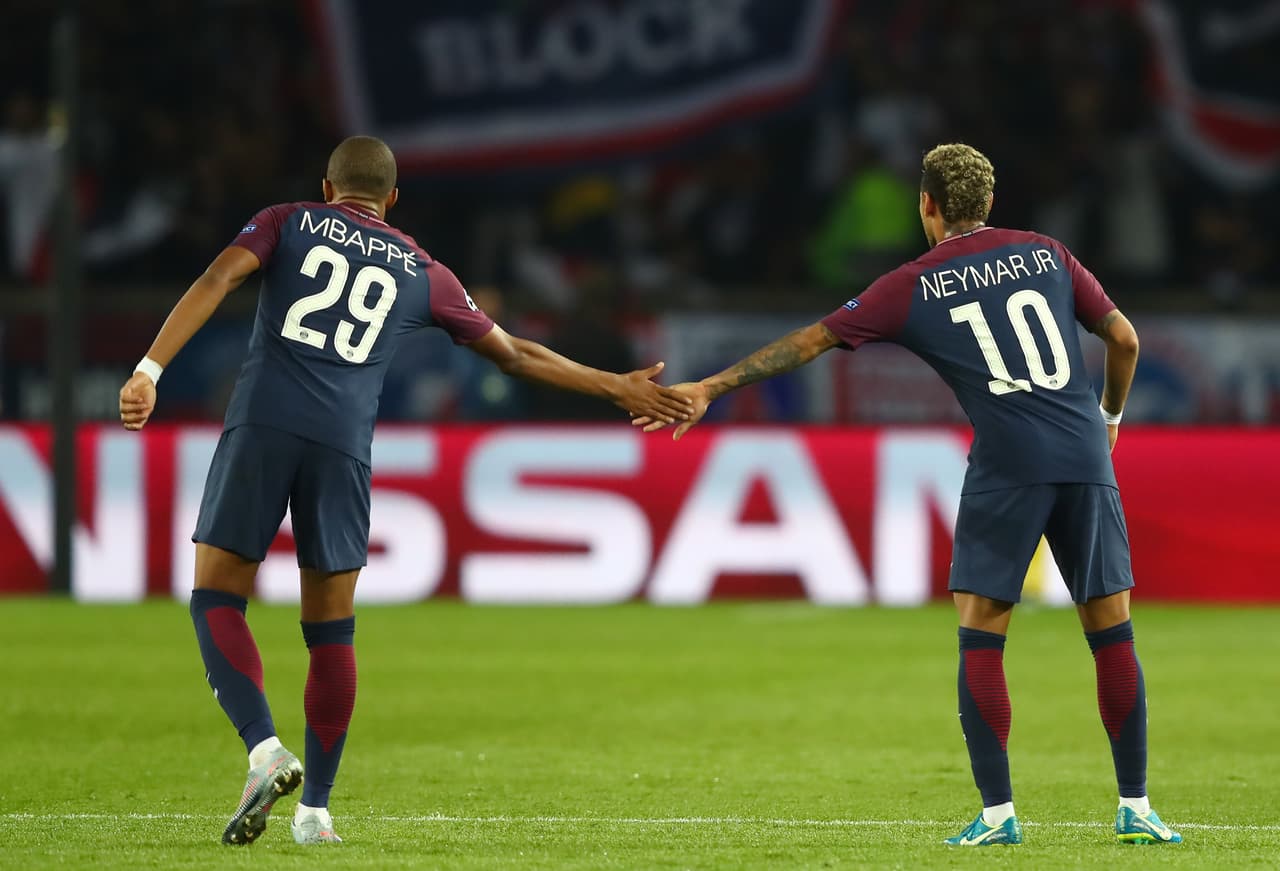 PARIS, FRANCE - SEPTEMBER 27: Kylian Mbappe of PSG and Neymar of PSG touch hands during the UEFA Champions League group B match between Paris Saint-Germain and Bayern Muenchen at Parc des Princes on September 27, 2017 in Paris, France. (Photo by Alexander Hassenstein/Bongarts/Getty Images)