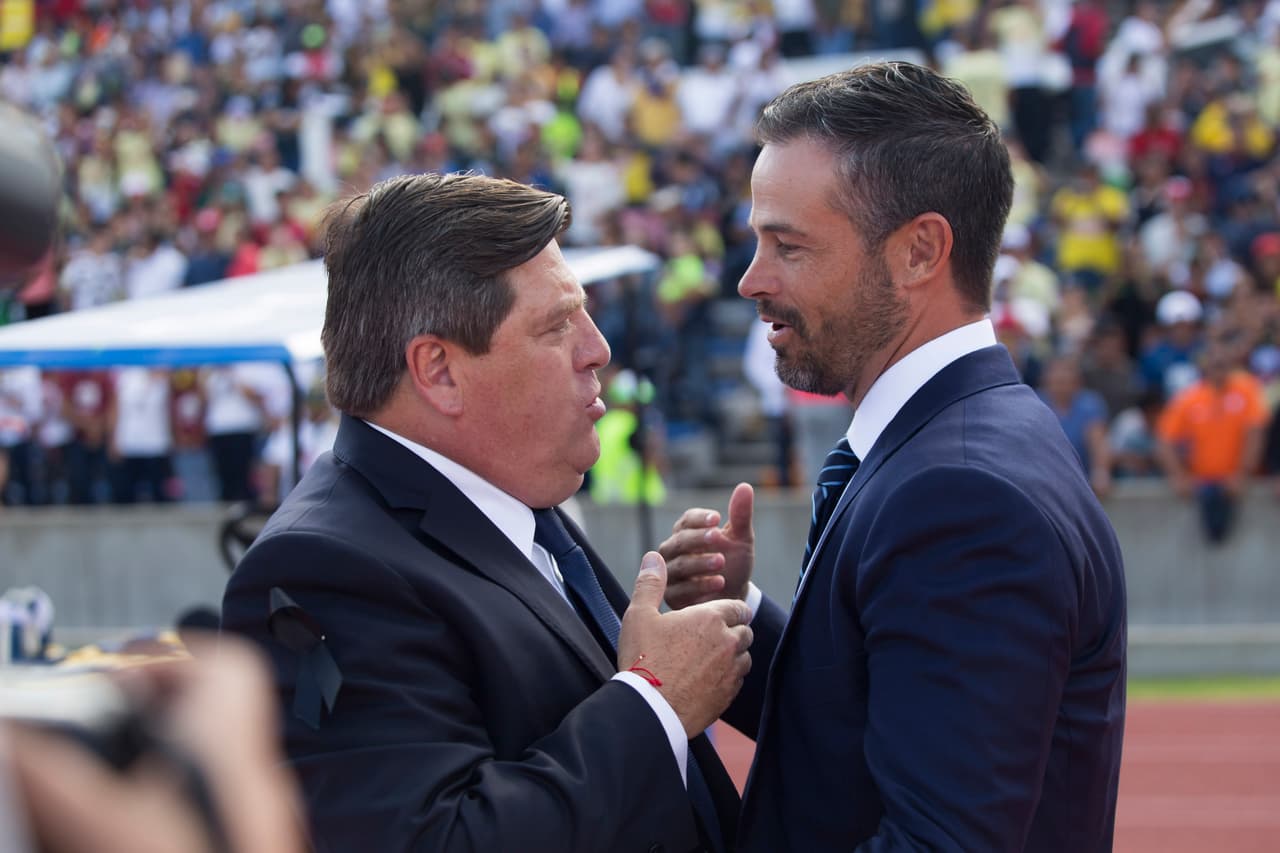Los dos técnicos se saludaron antes del encuentro: un veterano ya establecido y un joven que busca hacerse de un nombre.