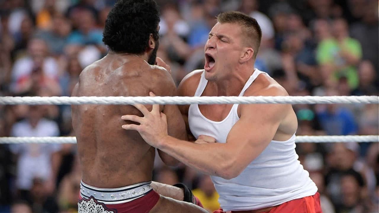 Ron Gronkowski derriba a Jinder Mahal arrancando desde su línea de golpeo imaginaria en ‘Royal Battle’ en 2017.