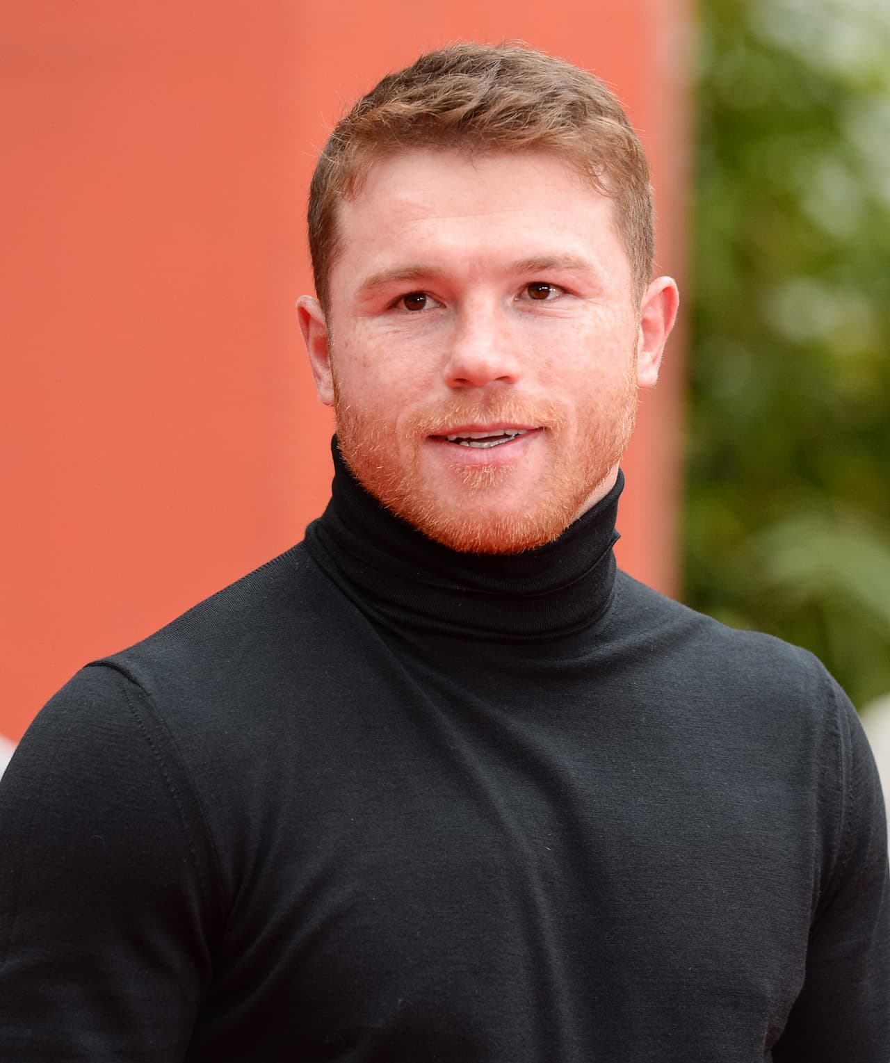 En la ceremonia, el campeón de boxeo estuvo acompañado del 'Canelo Team', encabezado por su entrenador Eddy Reynoso, con quien trabaja desde sus días de juventud en Guadalajara, México. 
<br>