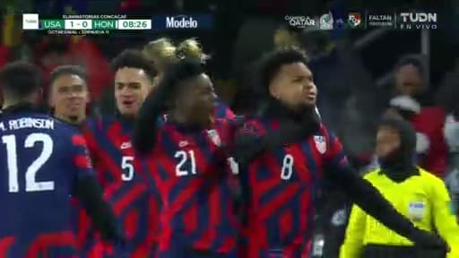 ¡Aparece la magia! McKennie remata solo para el 1-0 de Team USA