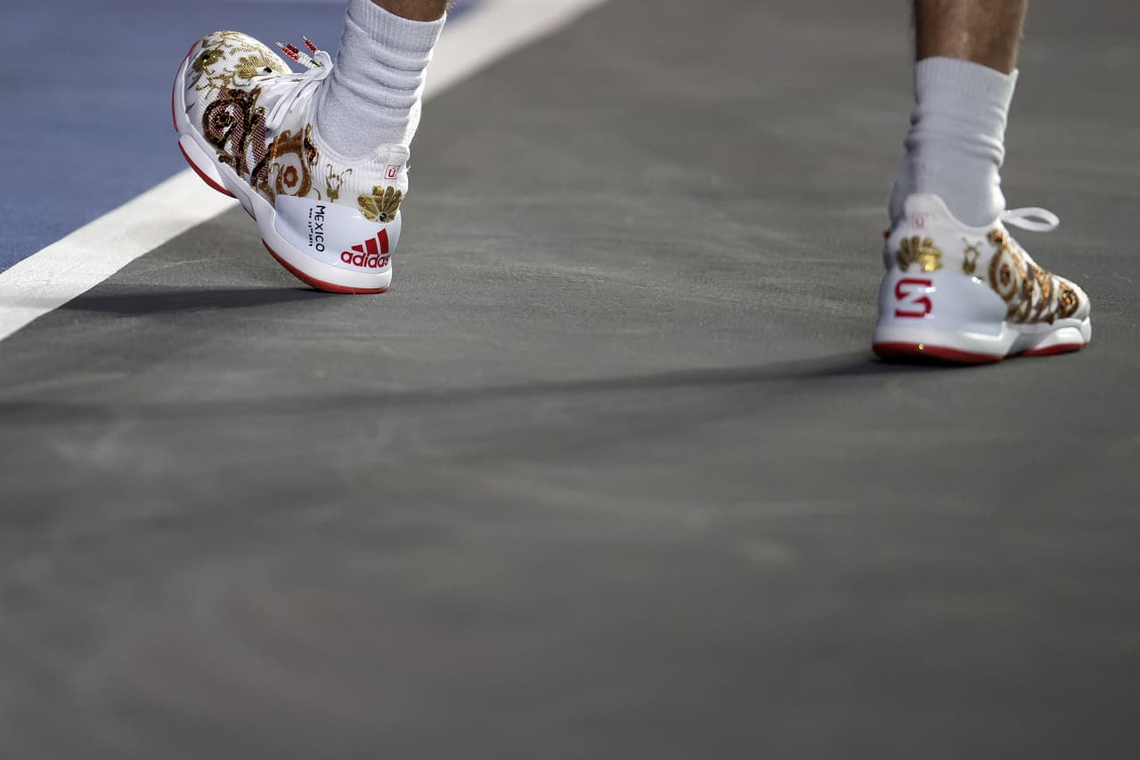 Roger Federer se impuso 2 sets a 1 ante Alexander Zverev en un juego de exhibición que representó una fiesta total en la Plaza de Toros México.