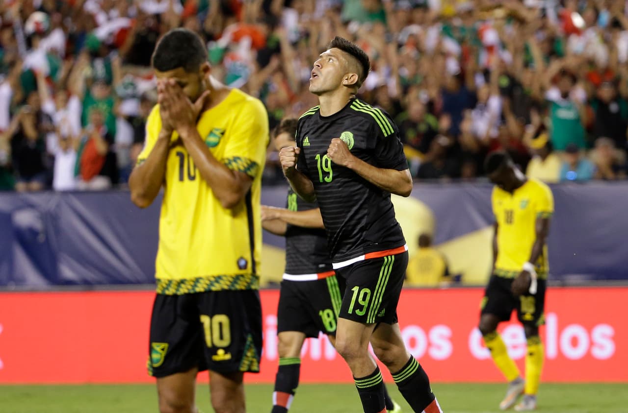 19. Oribe Peralta – Había tenido una actuación muy irregular en la primera parte del juego pero se sacó un premio al 61’ tras un ‘oso’ del defensa que lo cubría que le dejó la pelota en el área para que el ‘Cepillo’ marcara el tercer gol de México. El ‘Hermoso’ tuvo al menos otras dos ocasiones para aumentar la goleada pero no anduvo fino. Calificación: 7. (FOTO: AP)