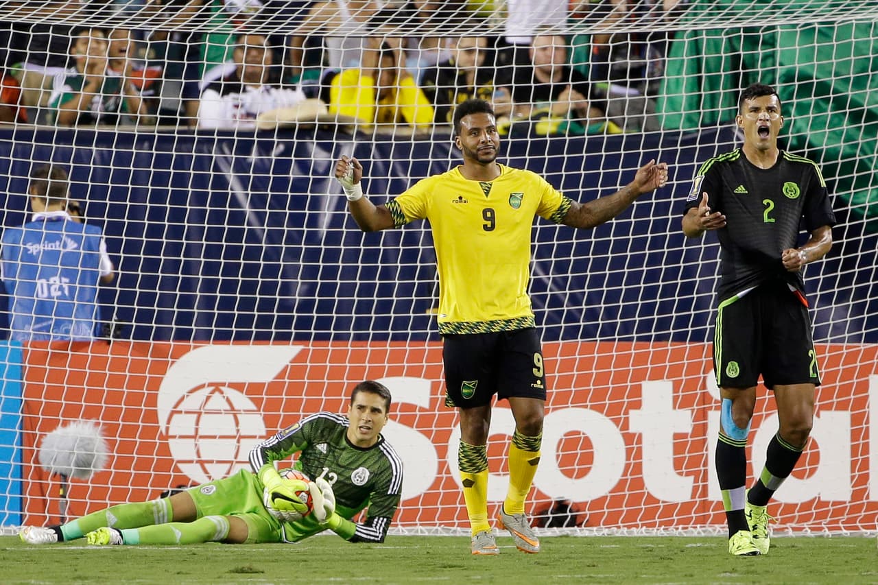 2. Francisco Rodríguez – El Maza había dado un juego respetable comandando la defensar tricolor pero en el gol de Jamaica Darren Mattocks lo hizo ver mal en el mano a mano quebrándole la cadera con facilidad. Calificación: 7. (FOTO: AP)