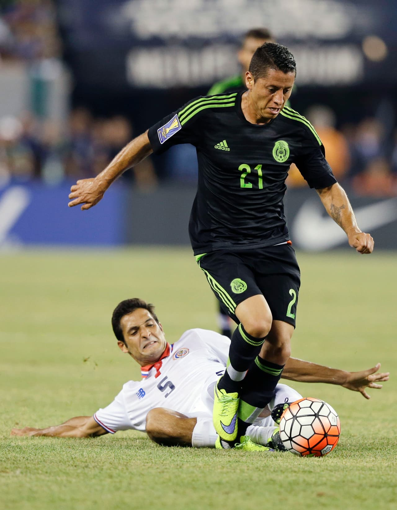 21. Carlos Esquivel – Ingresó para los últimos 10 minutos de juego como reconocimiento a su trabajo durante la Copa donde fue uno de los revulsivos de México. No tuvo muchas ocasiones de gol ya con el título en la bolsa donde el Tri solo se dedicó a tocar para dejar correr los últimos instantes del juego. Sin calificación. (Foto: Getty Images)