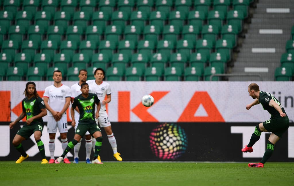 Maximilian Arnold se encraga de ejecutar el tiro libre, pero el disparo se queda en las manos de Kevin Trapp.