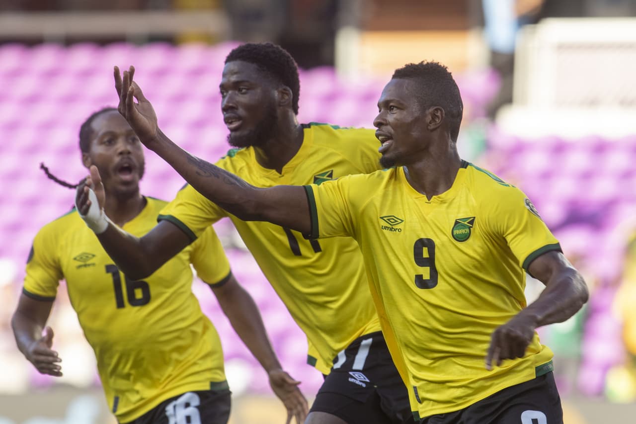 Los goles de Cory Burke y Juior Flemmings le dan la remontada 1-2 sobre Guadalupe y aseguran su lugar en la siguiente ronda,