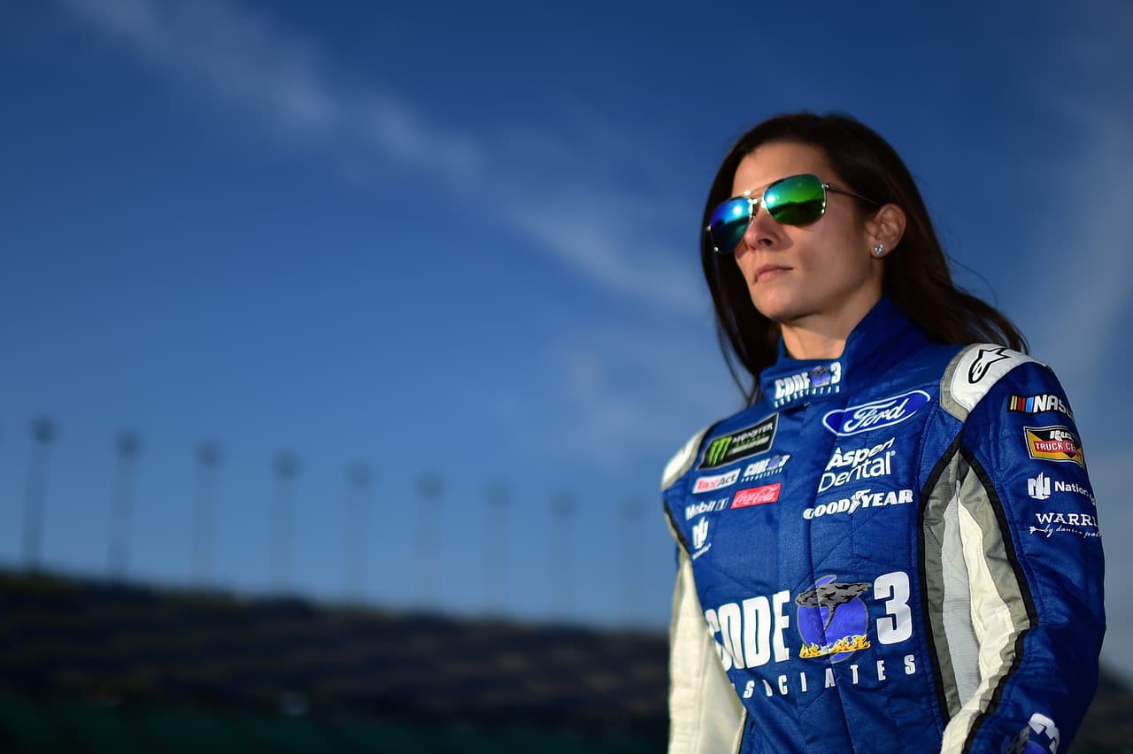 Danica Patrick, primera mujer en ganar una carrera de la IndyCar Series, convirtiéndose en la mujer más prominente del automovilismo mundial.