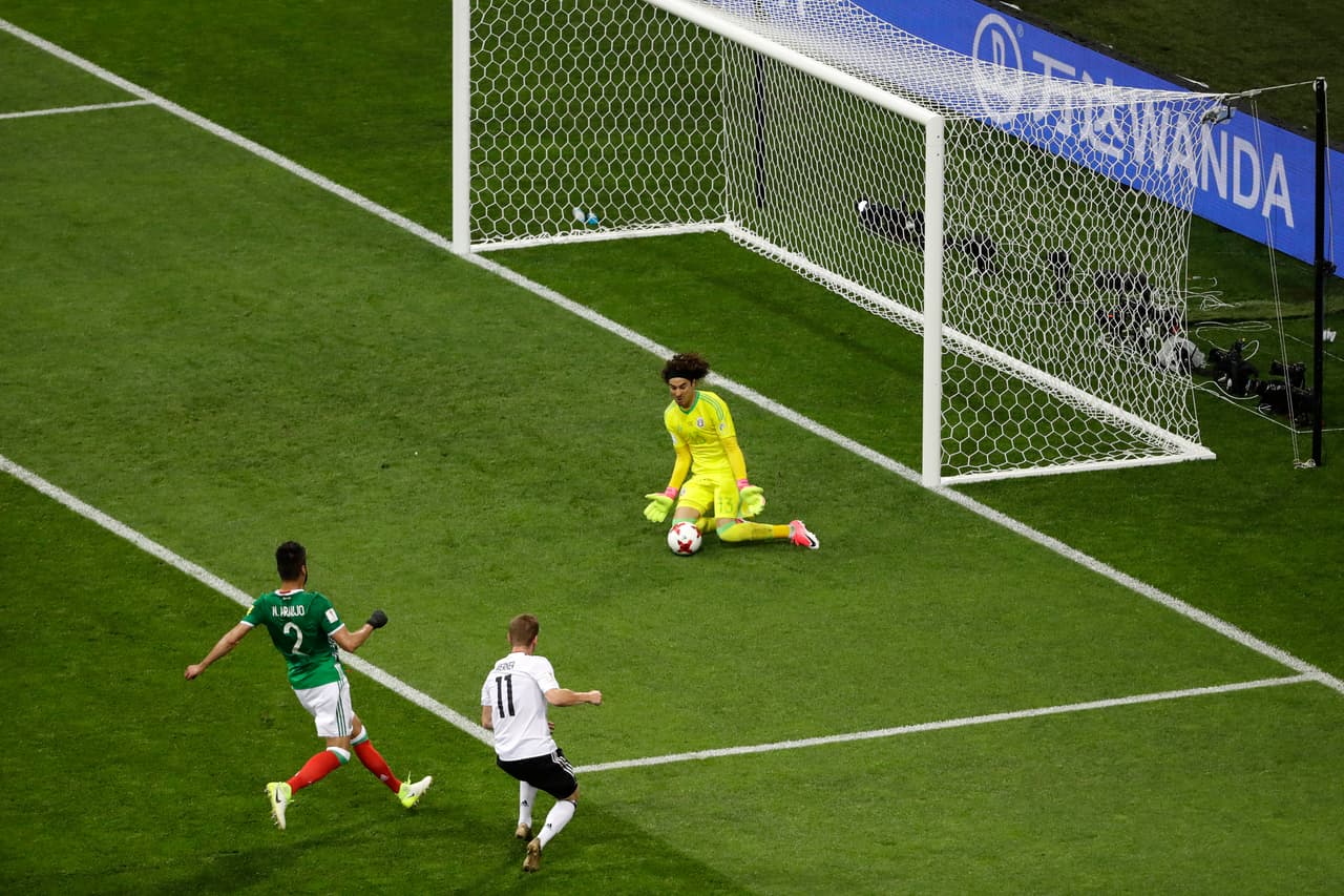 El arquero Guillermo Ochoa vive un torneo aparte pues aún no define su futuro. Su actuación, de ser titular, podría encaminarlo a un nuevo club en Europa.