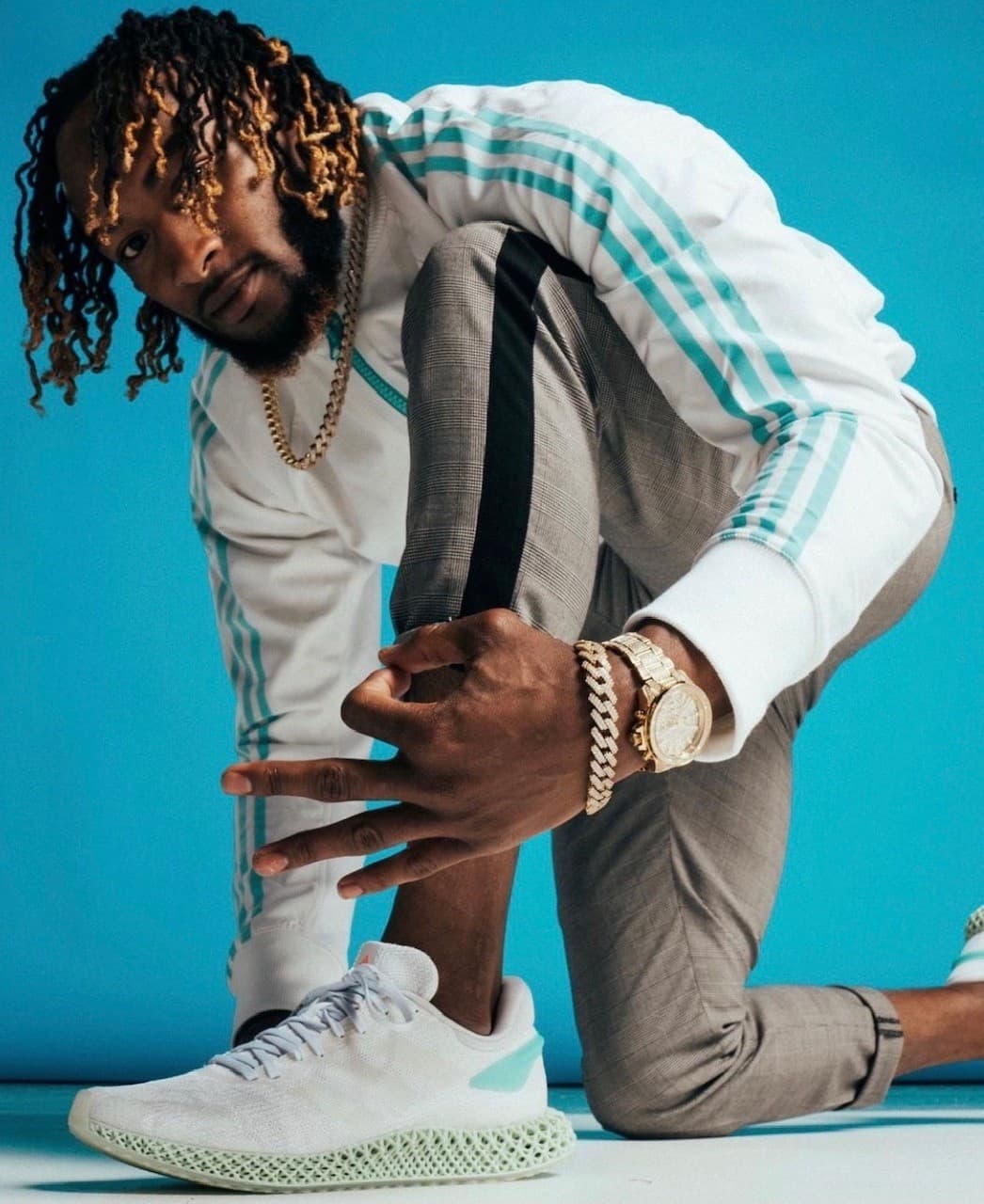 El corredor de los Packers, Aaron Jones, desde su llegada a la NFL ha comenzado a portar distintos tipos de joyas en su vida diaria, lo que más le gusta portar al jugador, son cadenas, pulseras y relojes de lujo.