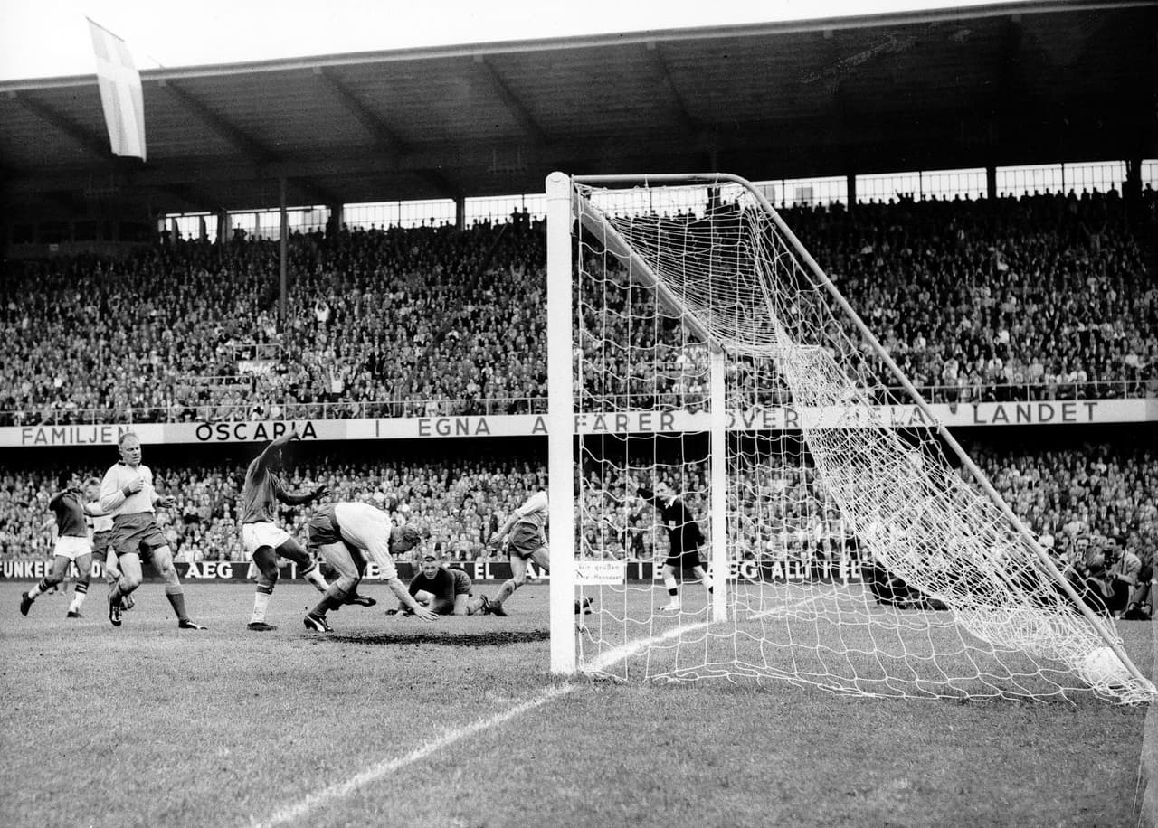 Pelé | Edson Arantes do Nascimento, con sólo 17 años, maravilló al mundo con tremendo golazo en la Final de Suecia 1958. Recibió con el pecho un balón cercano al punto penal, hizo un ‘globito’ al amenazante defensa y, sin dejar caer el esférico, definió de pierna derecha. Comenzaba el reinado del brasileño con aquella victoria ante los anfitriones de la justa mundialista.