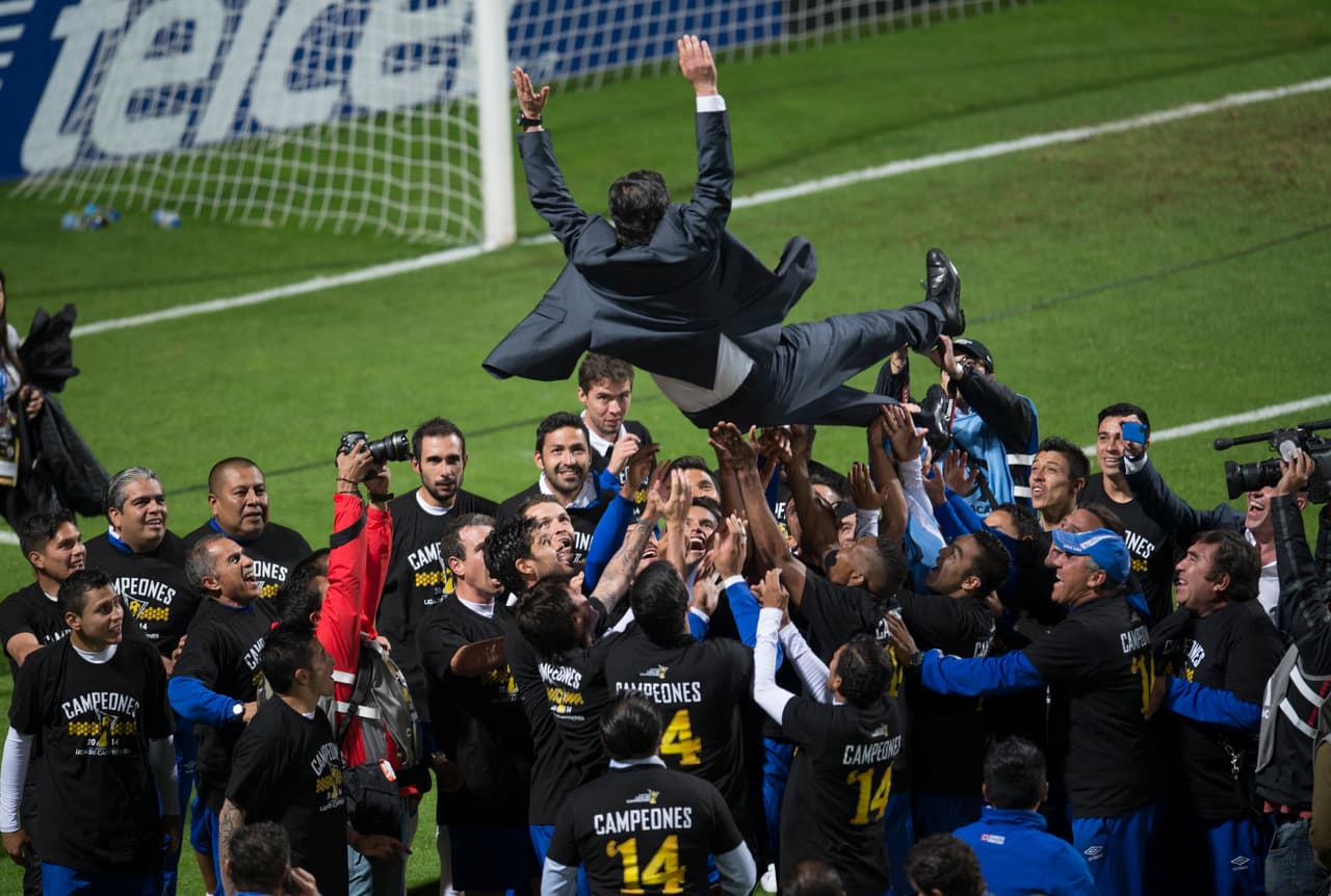 En 2014, nuevamente dirigiendo a Cruz Azul, ganó la Liga de Campeones de la Concacaf.