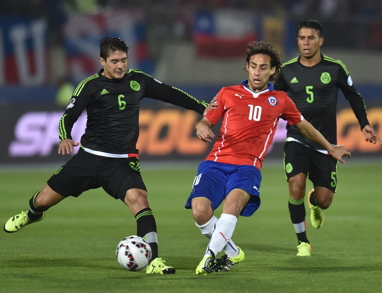 México presionó desde el silbatazo inicial a Chile buscando recuperar el balón rápido y de paso generar el error en defensa para tener oportunidades a modo con Vuoso y Jiménez.