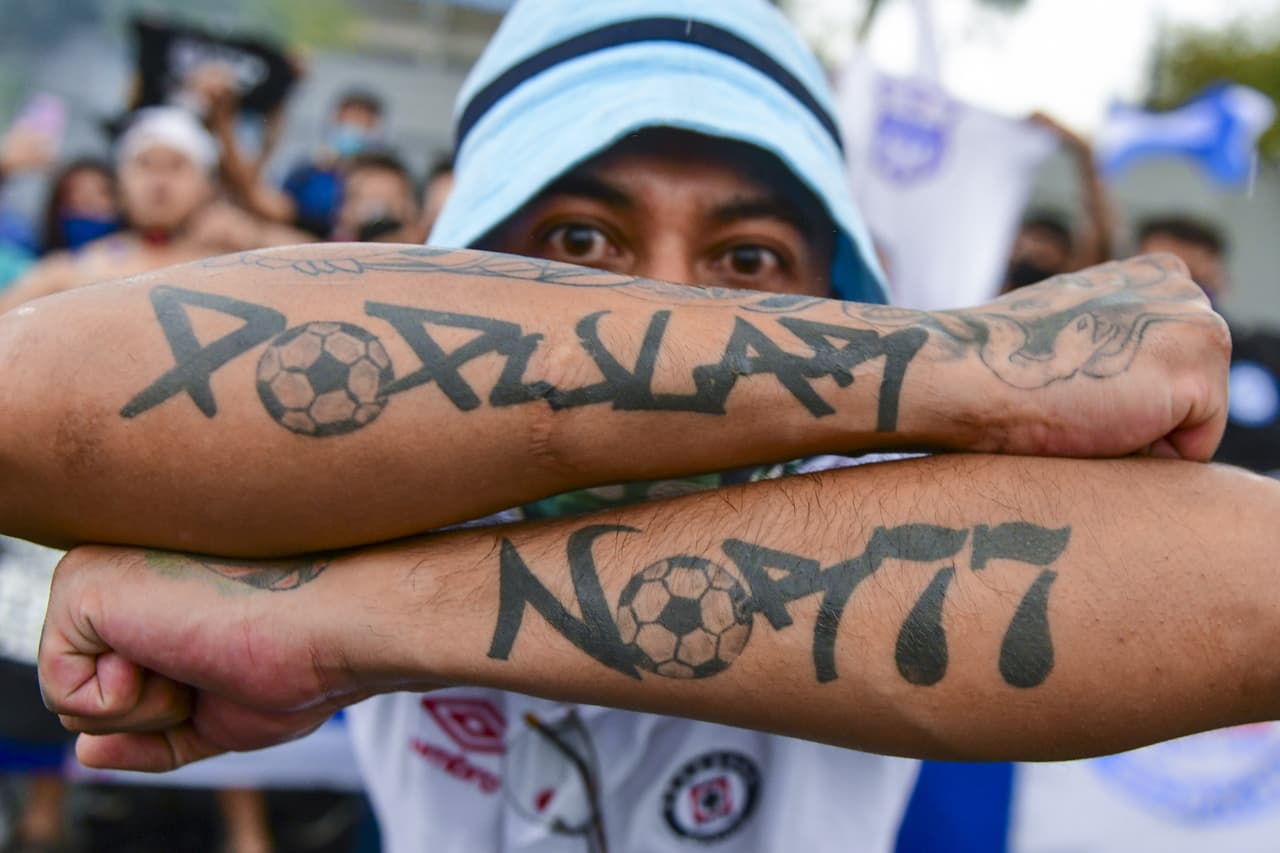 Algunos aficionados de la Máquina del Cruz Azul hicieron un pequeño viaje desde ecatepec para apoyar a sus futbolistas minutos antes de que inicie el clásico joven.