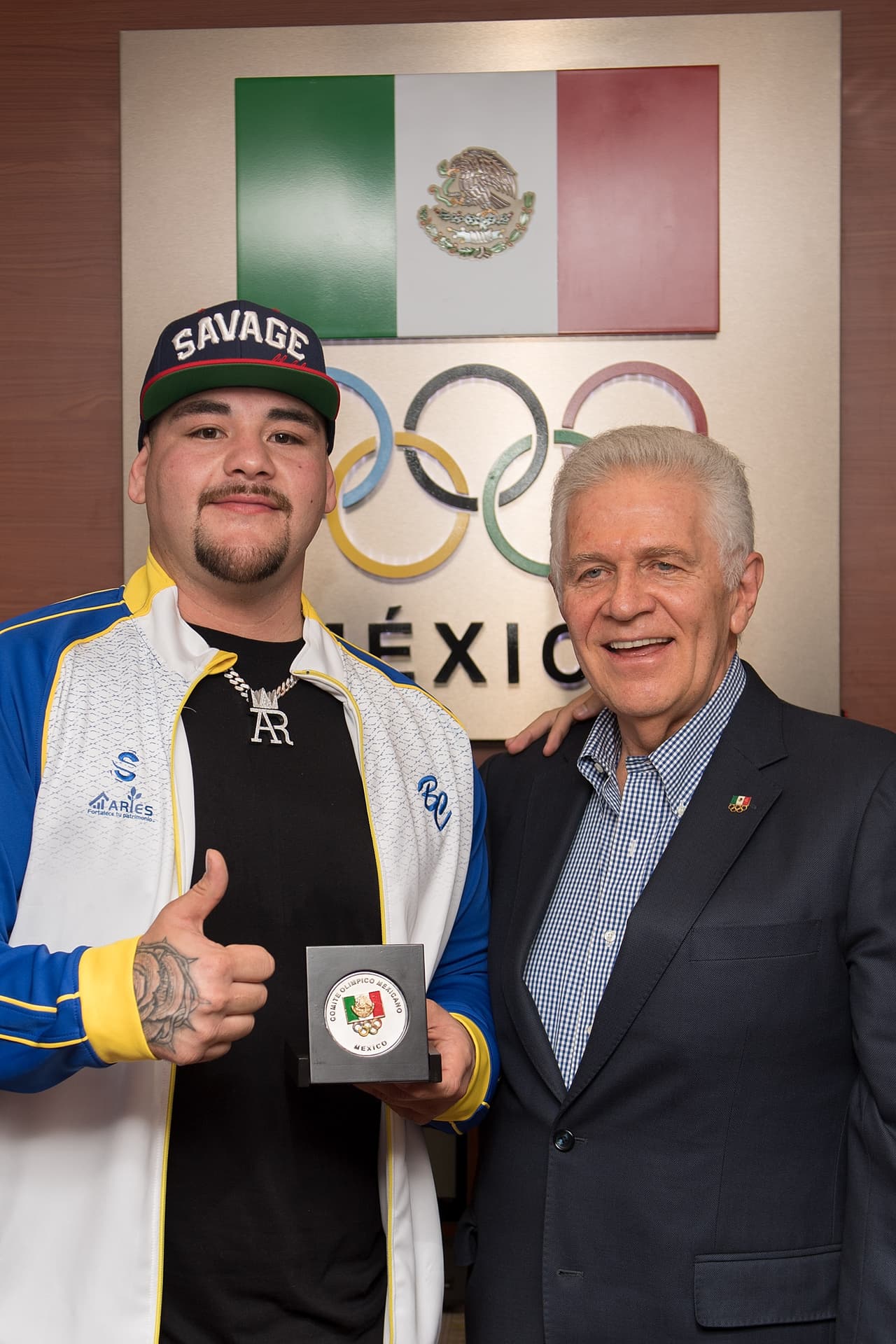 El mexicano Andy Ruiz presentó en el Comité Olímpico Mexicano sus cinturones como campeón mundial de peso completo de boxeo en medio de la admiración y reconocimiento de sus compatriotas.