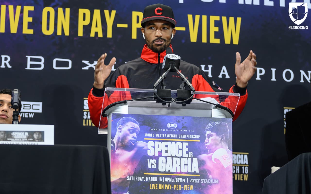 David 'El Bandera Roja' Benavidez y J'Leon Love se calentaron durante la conferencia de prensa.