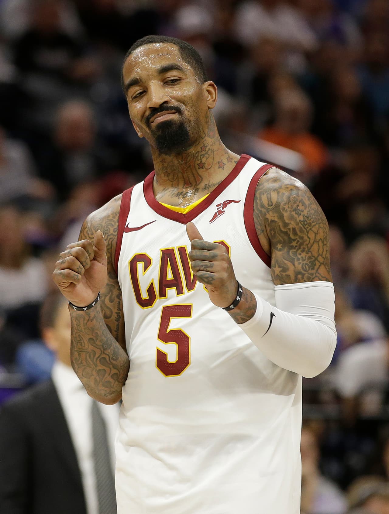 La molestia del jugador se encaminó a Damon Jones, ayudante principal del entrenador Tyronn Lue y exjugador de los Cavaliers.