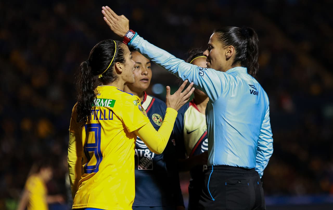 Sin ayuda del VAR al no estar habilitado para la ocasión, la árbitro Quetzalli Alvarado (derecha) tuvo un desempeño discutido.