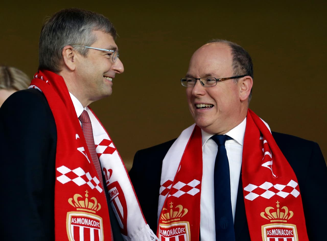 El ruso Dmitri Rybolovlev, presidente del Mónaco, y su cordial conversación el principe Alberto, en medio del triunfo del equipo.