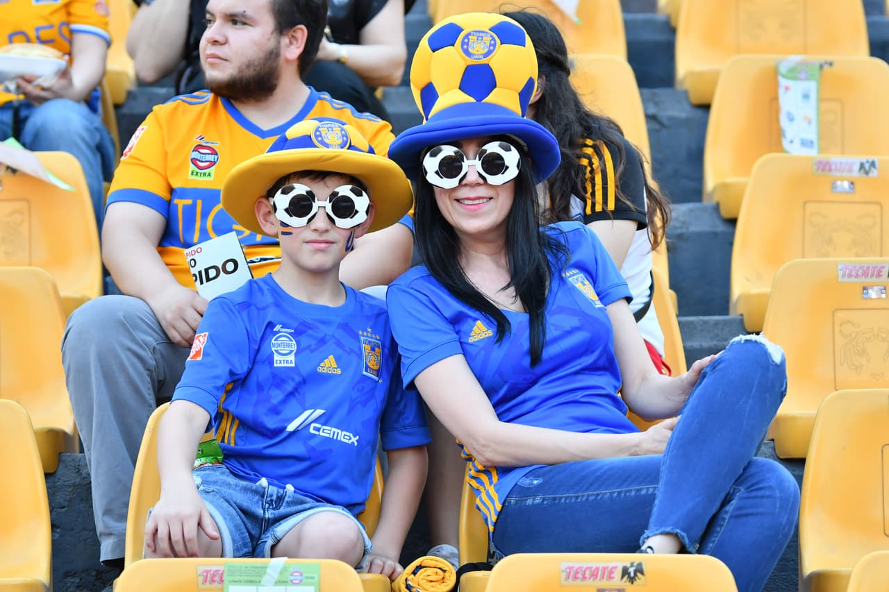 Los fanáticos de Tigres y Pumas viven el encuentro por la Jornada 13 del Clausura 2019 en el Estadio Universitario de la Universidad Autónoma Nuevo León.