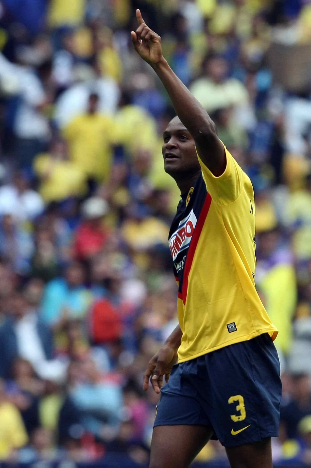 Aquivaldo Mosquera (América) - El popular 'Capitán de Chocolate' debutó en un Clásico Nacional en el Apertura 2009 y marcó gol, el único del partido para que las Águilas festejaran.