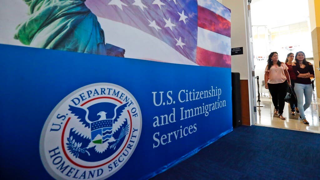 Miles de inmigrantes están siendo llamados de nuevo para presentarse ante USCIS: ¿por qué? Esto dice un abogado