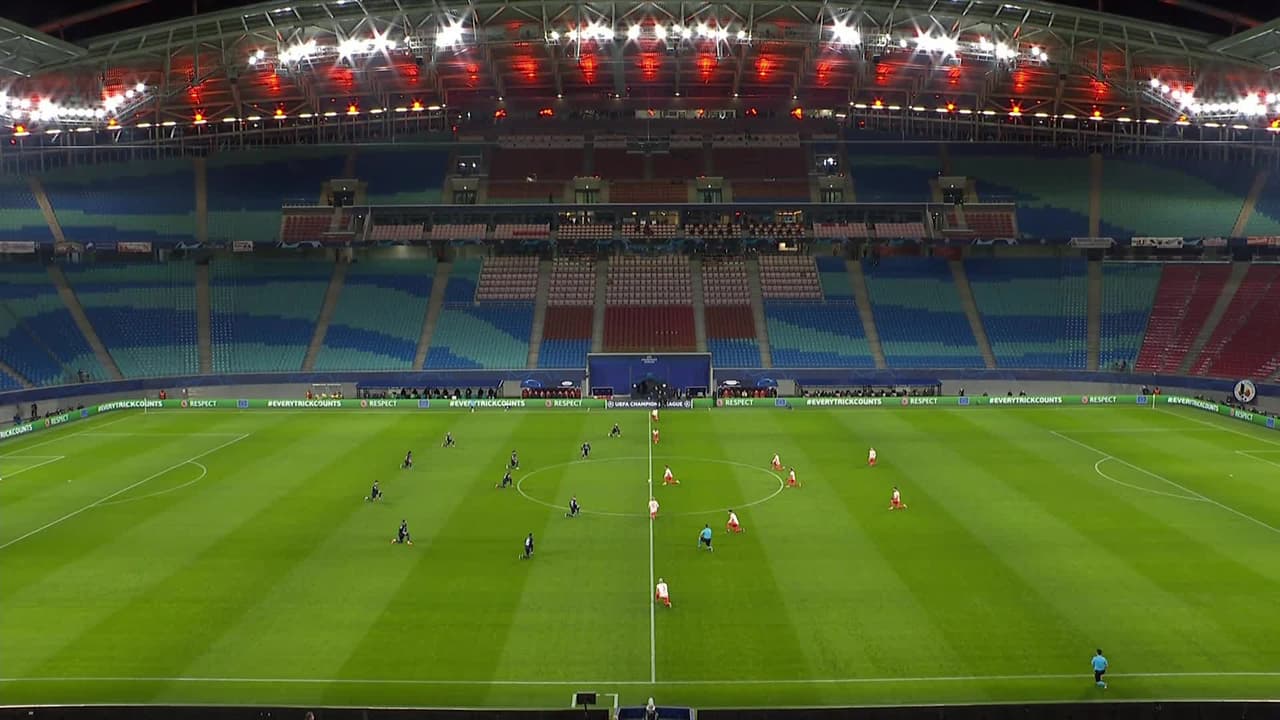 Arranca el partido y la pelota está en juego.