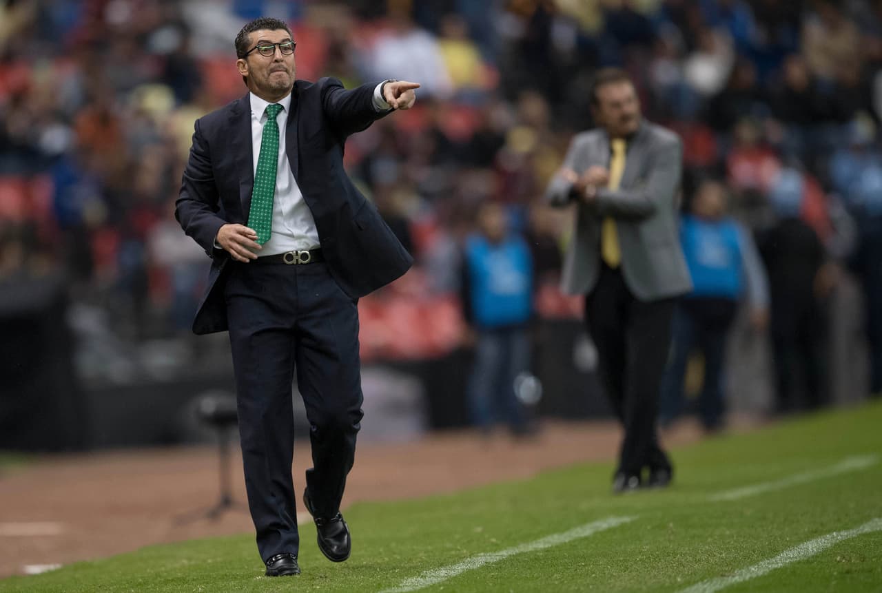 Action photo during the match America vs Santos at Azteca Stadium, Apertura 2016 MX League. -- Foto de accion durante el Partido America vs Santos en el Estadio Azteca. Partido Correspondiente a la Jornada 15 del Torneo Apertura 2016 Liga BBVA Bancomer MX, en la foto: Jose Manuel de la Torre ---29/10/2016/MEXSPORT/ David Leah.