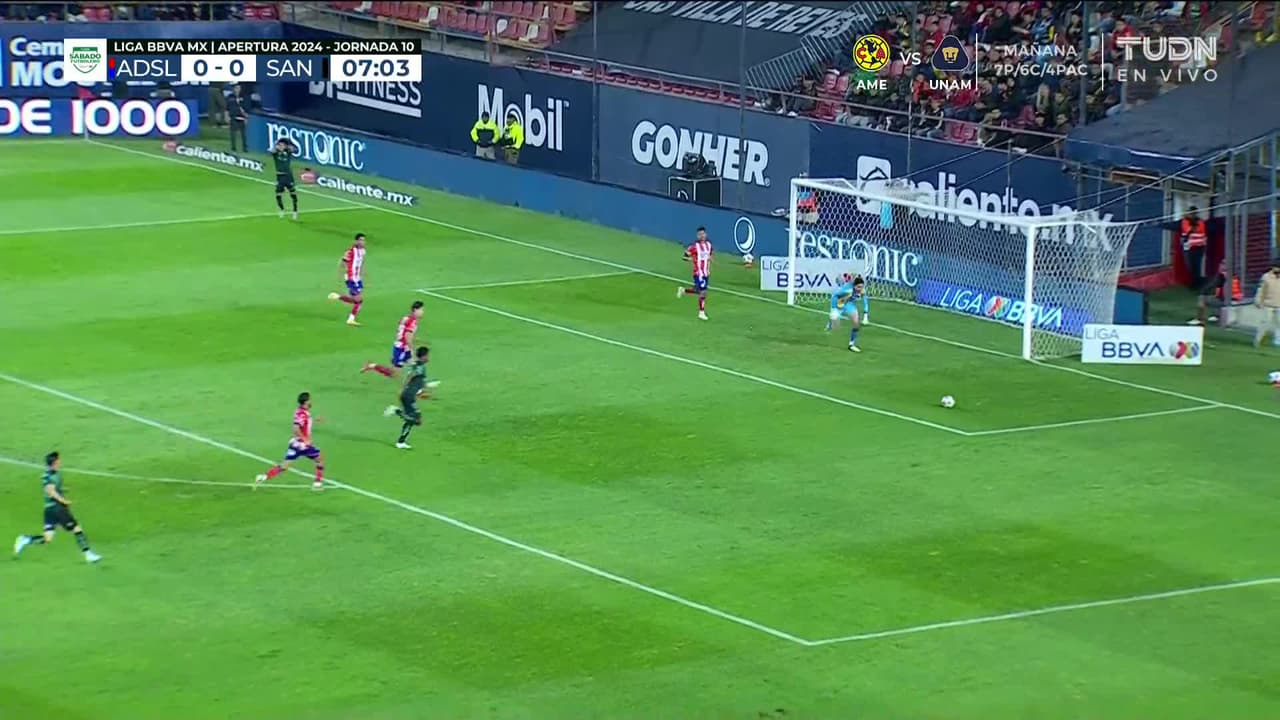 Arranca el partido y la pelota está en juego.