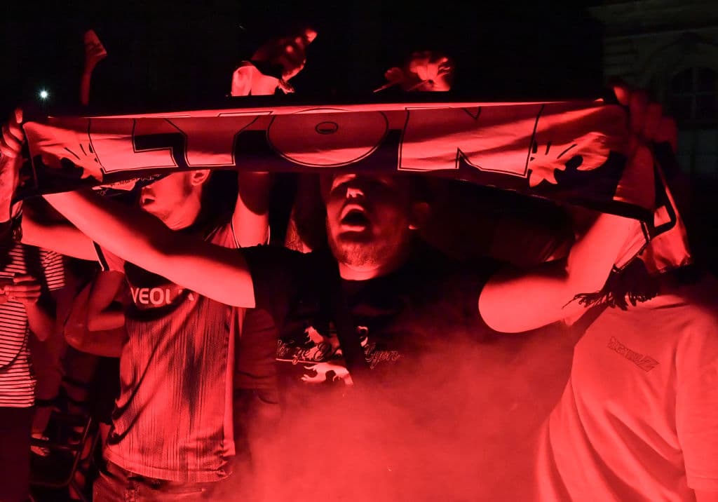 Los hinchas de Lyon festejan la histórica participación de su equipo, aunque han quedado eliminados de la competición.