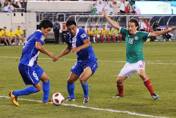 Durísimo trabajo defensivo de los guatemaltecos, quienes taparon la mayor cantidad de espacios posibles dentro del área.