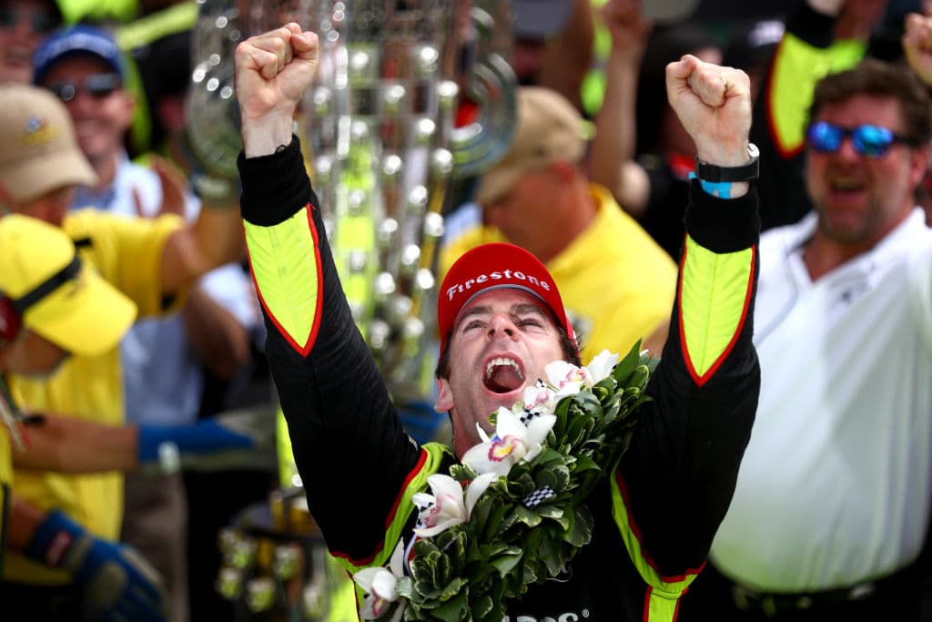 El francés Simon Pagenaud lideró en 116 de las 200 vueltas para coronarse campeón de la edición 108 de la carrera que corresponde a la IndyCar Series. Pagenaud es el primer francés desde que lo hiciera Rene Thomas en 1914. En Indianapolis se registran cinco ganadores franceses, aunque Gil de Ferran en 2003 y Gaston Chevrolet en 1920, aunque nacieron en Francia, se les tiene tomados en cuenta como de otras nacionalidades. Estas son las mejores imágenes de la carrera y los festejos de Pagenaud del equipo de Roger Penske.