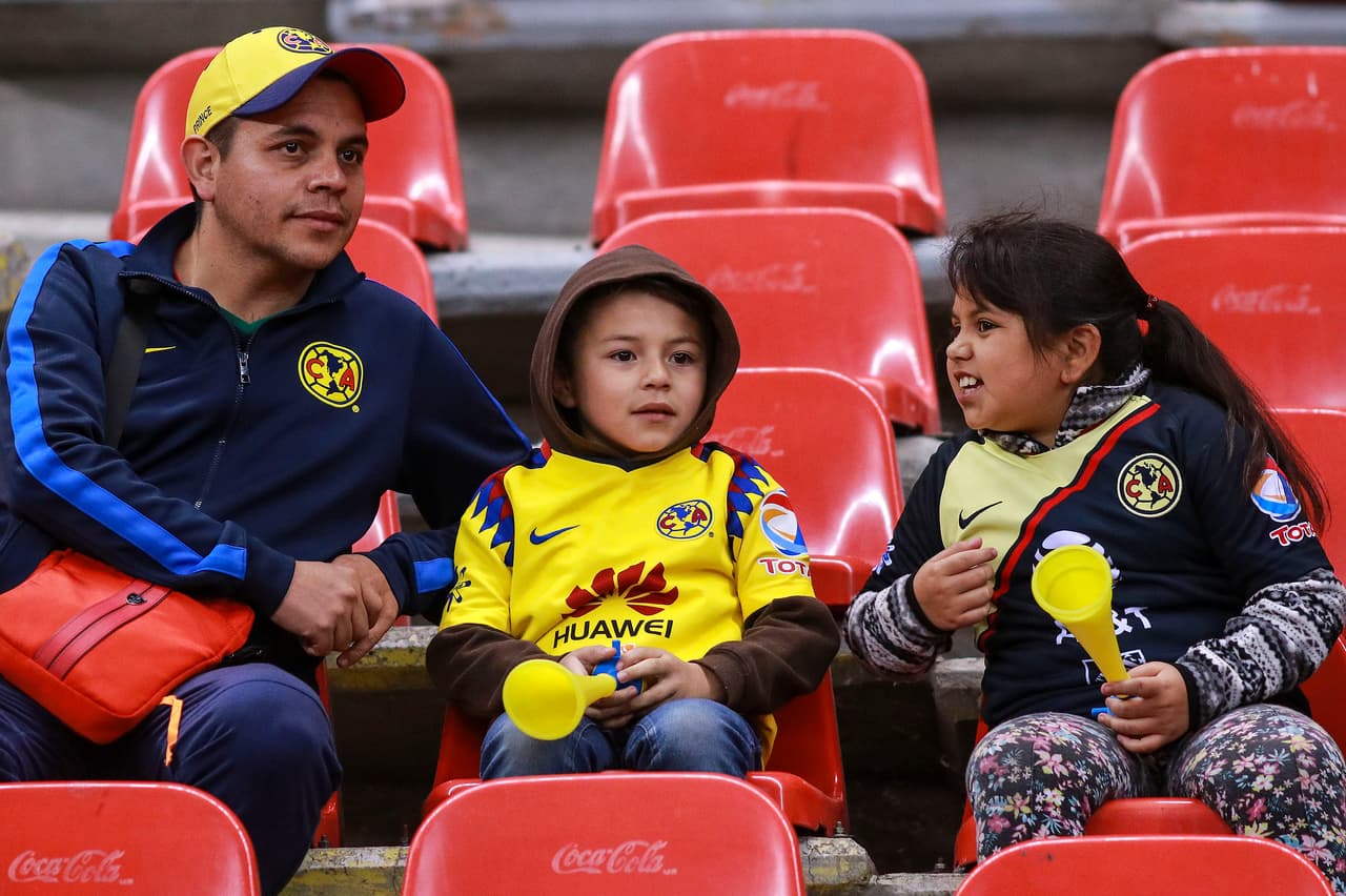 Los fanáticos de América y de Pachuca llegaron al estadio Azteca para ser testigos del duelo de sus equipos por los Octavos de final de la Copa MX.