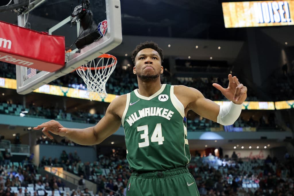 Giannis Antetokounmpo guía la victoria de Milwaukee sobre los Bulls y va a las semifinales contra Boston Celtics en los playoffs.