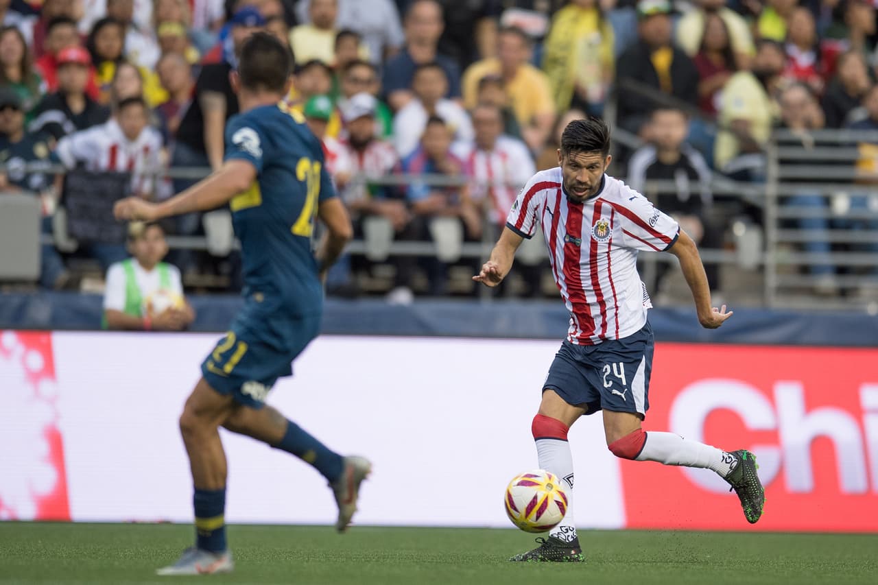 Oribe Peralta (derecha) buscó el descuento para Chivas, aunque fue reemplazado en el segundo tiempo del partido.