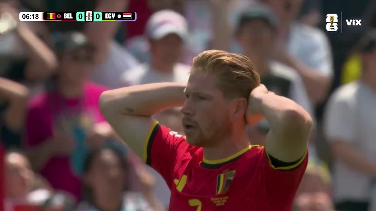 ¡De Bruyne avisa! Disparo que pasa rozando el arco egipcio