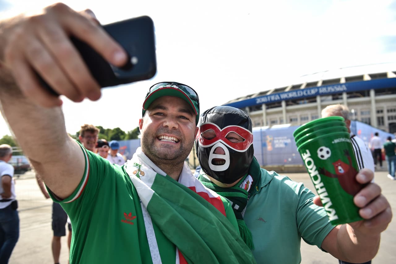 Los fanáticos de México sobresalieron frente a los de Alemania por sus atuendos, que entre sombreros, pinturas y demás, sin duda fueron más llamativos en medio del debut del grupo F del Mundial.