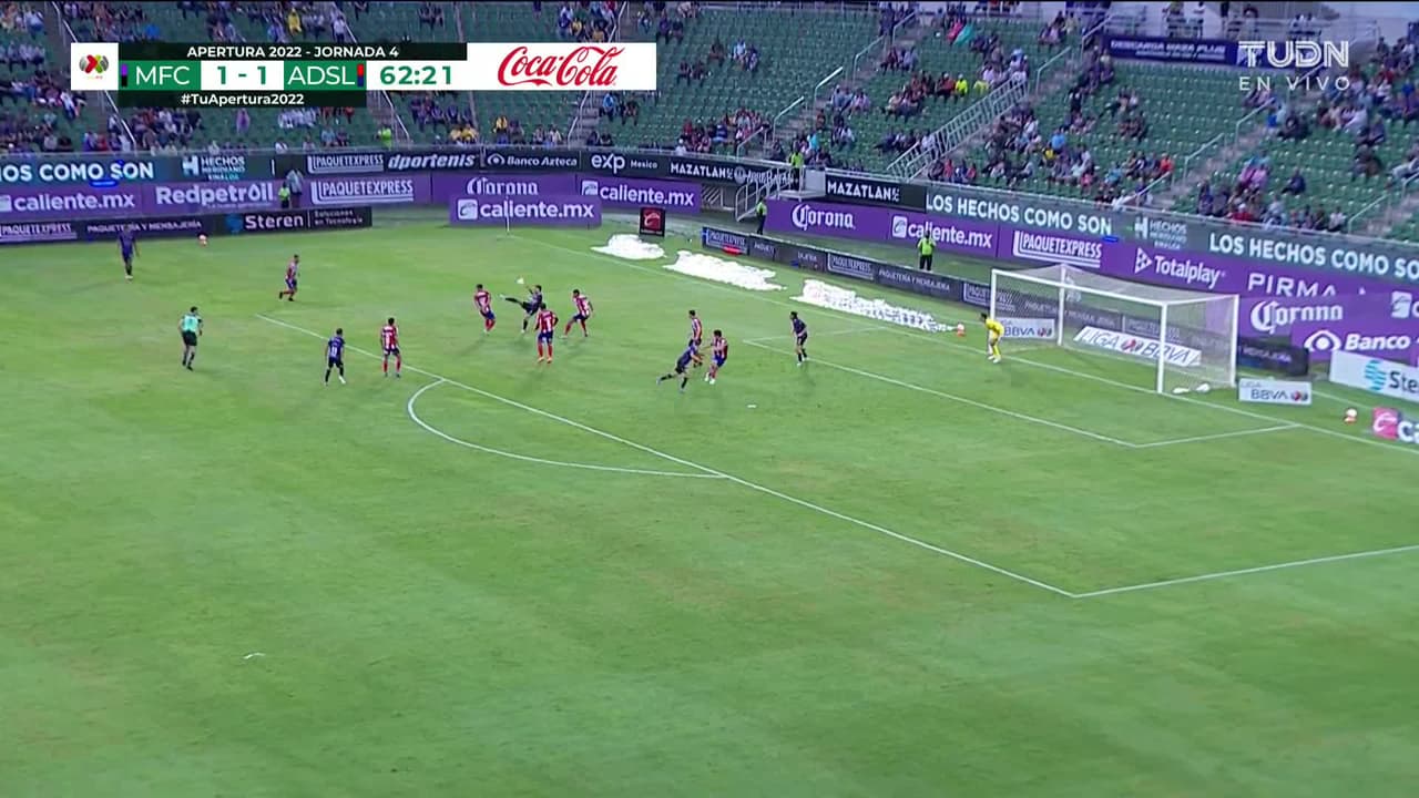 ¡CERCA! Facundo Waller disparó que se estrella en el poste.