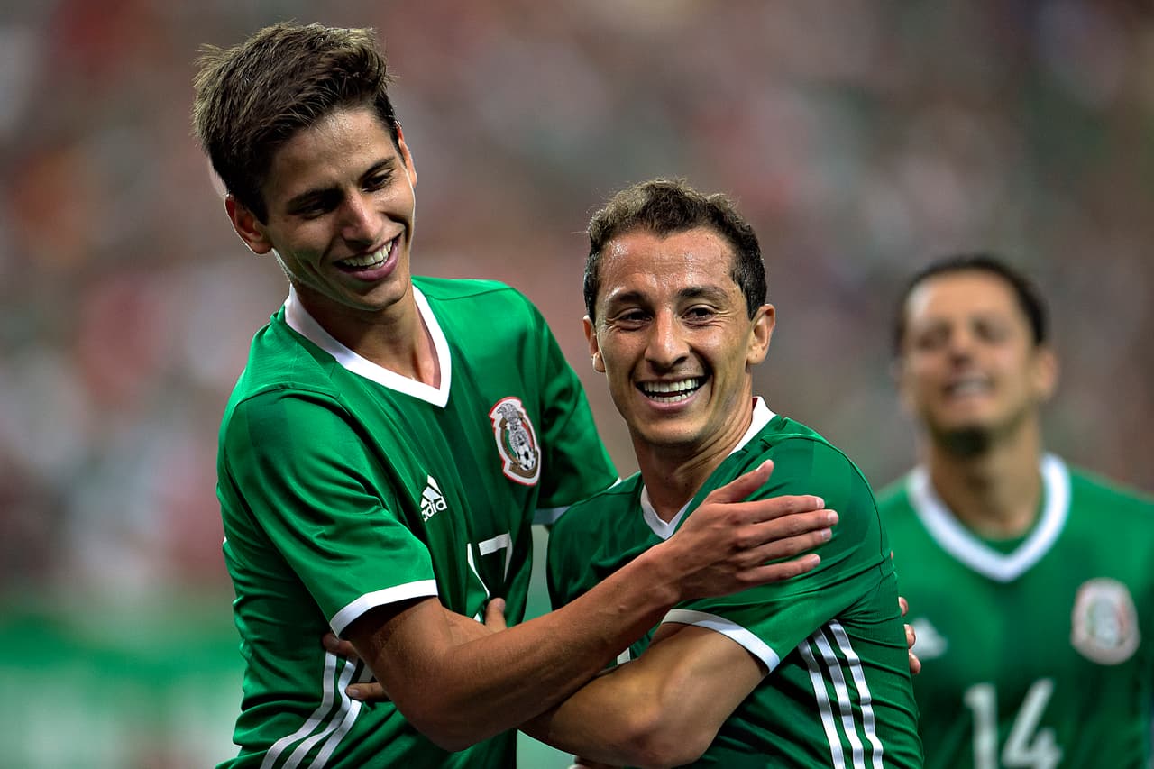Andrés Guardado y Jurgen Damm festejan el gol de México.