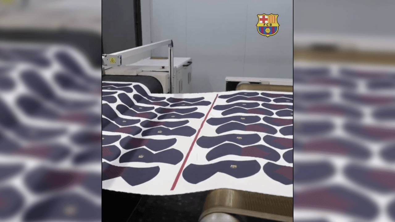 El Club Barcelona publicó un video en su cuenta oficial de Twitter, donde se aprecia que las máquinas elaboran una gran cantidad de cubrebocas.
