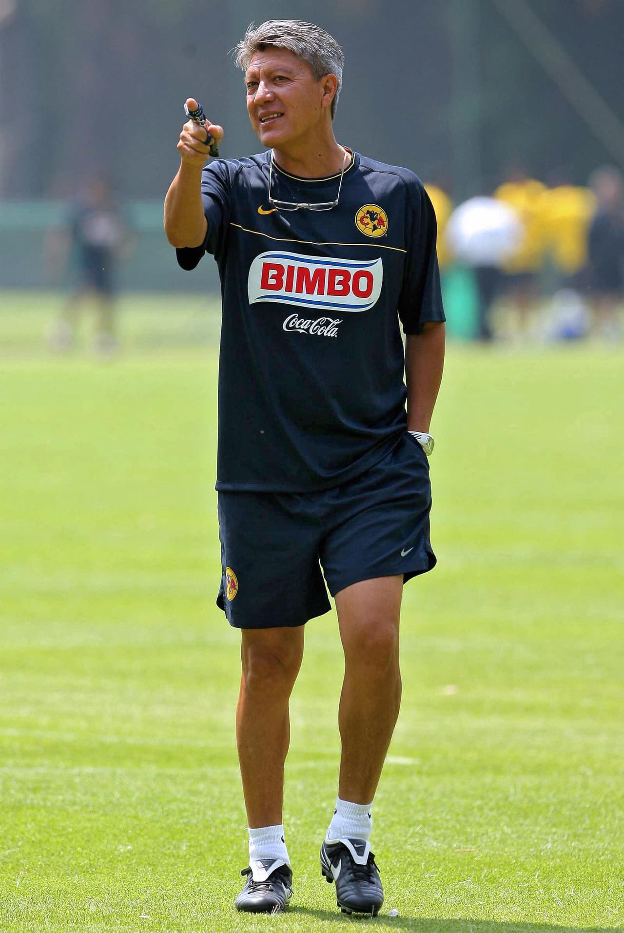 Jesús Ramírez llegó a reorganizar la situación del América, pero estuvo lejos de la lucha por algún título. Desde febrero del 2009 hasta mayo del 2010 no se vieron resultados. En ese periodo el equipo sufrió la baja del atacante paraguayo Salvador Cabañas.