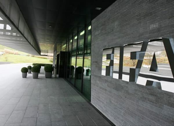 FIFA no extenderá contratos de jugadores que terminen en junio