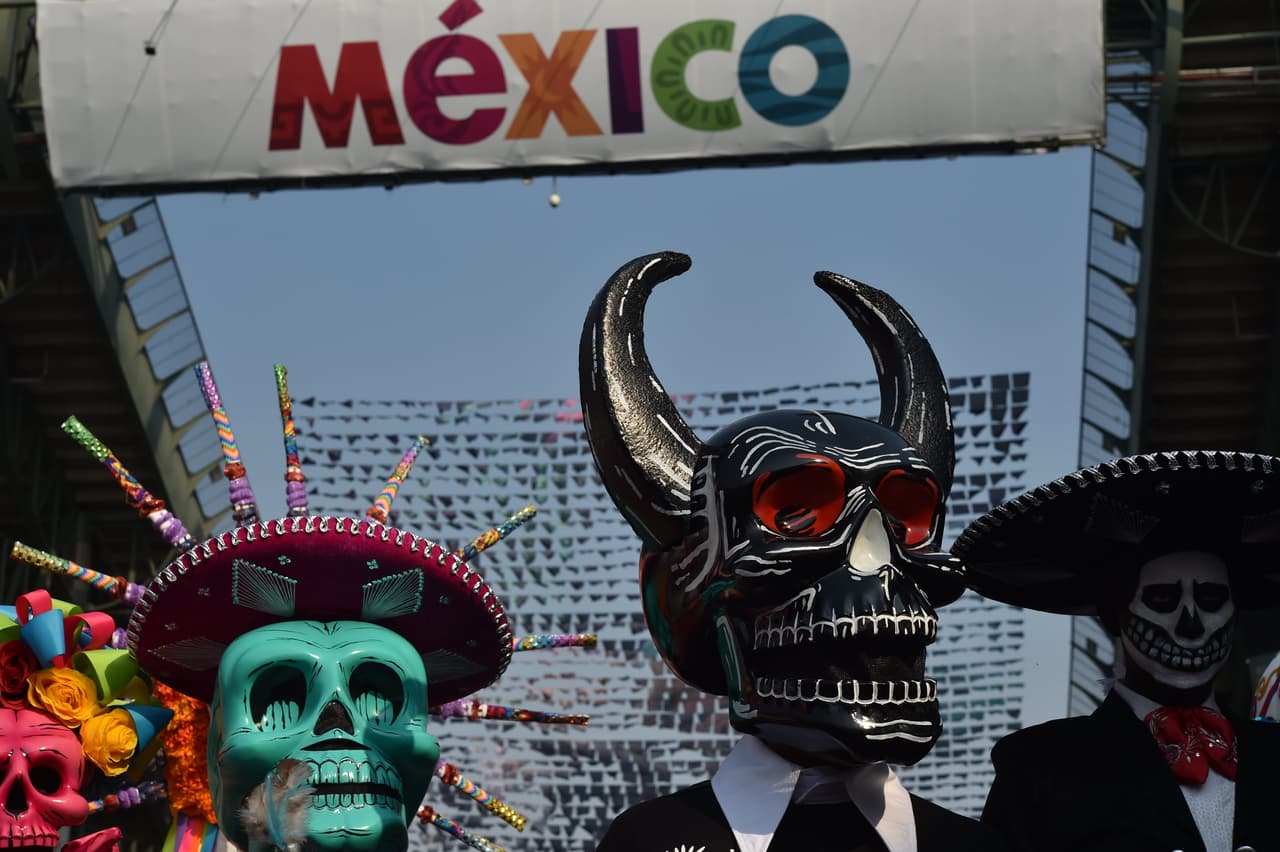 Los disfraces típicos de la tradicional celebración del Día de los Muertos se tomó la previa del Gran Premio de México en la Fórmula 1, con un colorido que le dio un condimento especial.
