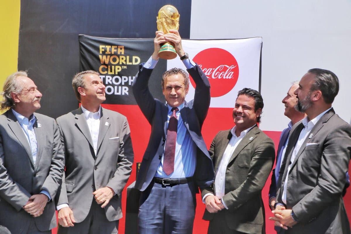 Jorge Valdano, campeón del mundo en México 1986, levantó la Copa FIFA.