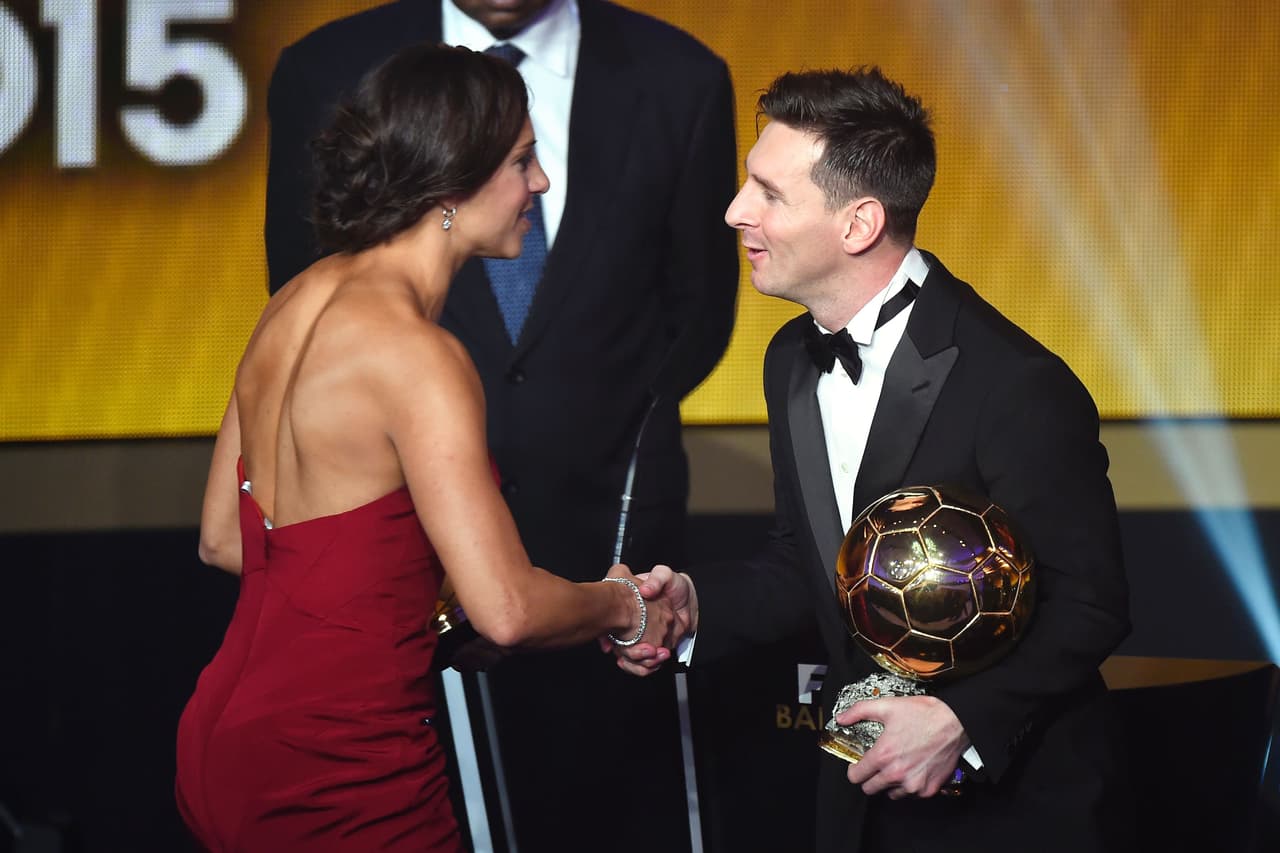La norteamericana Carli Lloyd, ganadora del Balón de Oro Femenil 2015, también aprovechó la oportunidad para felicitar a Lionel Messi.