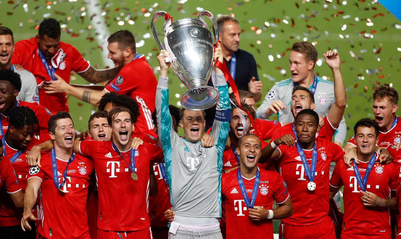 Manuel Neuer levanta el trofeo.