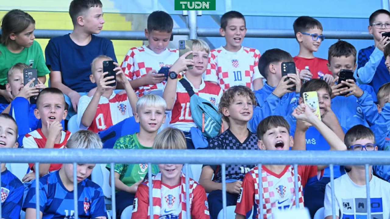 Croacia cumple castigo de la UEFA y llena su estadio ante Inglaterra con seis mil niños
