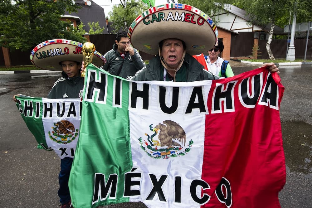 Algunos aficionados mexicanos ya se hacían sentir en el lugar de la concentración.