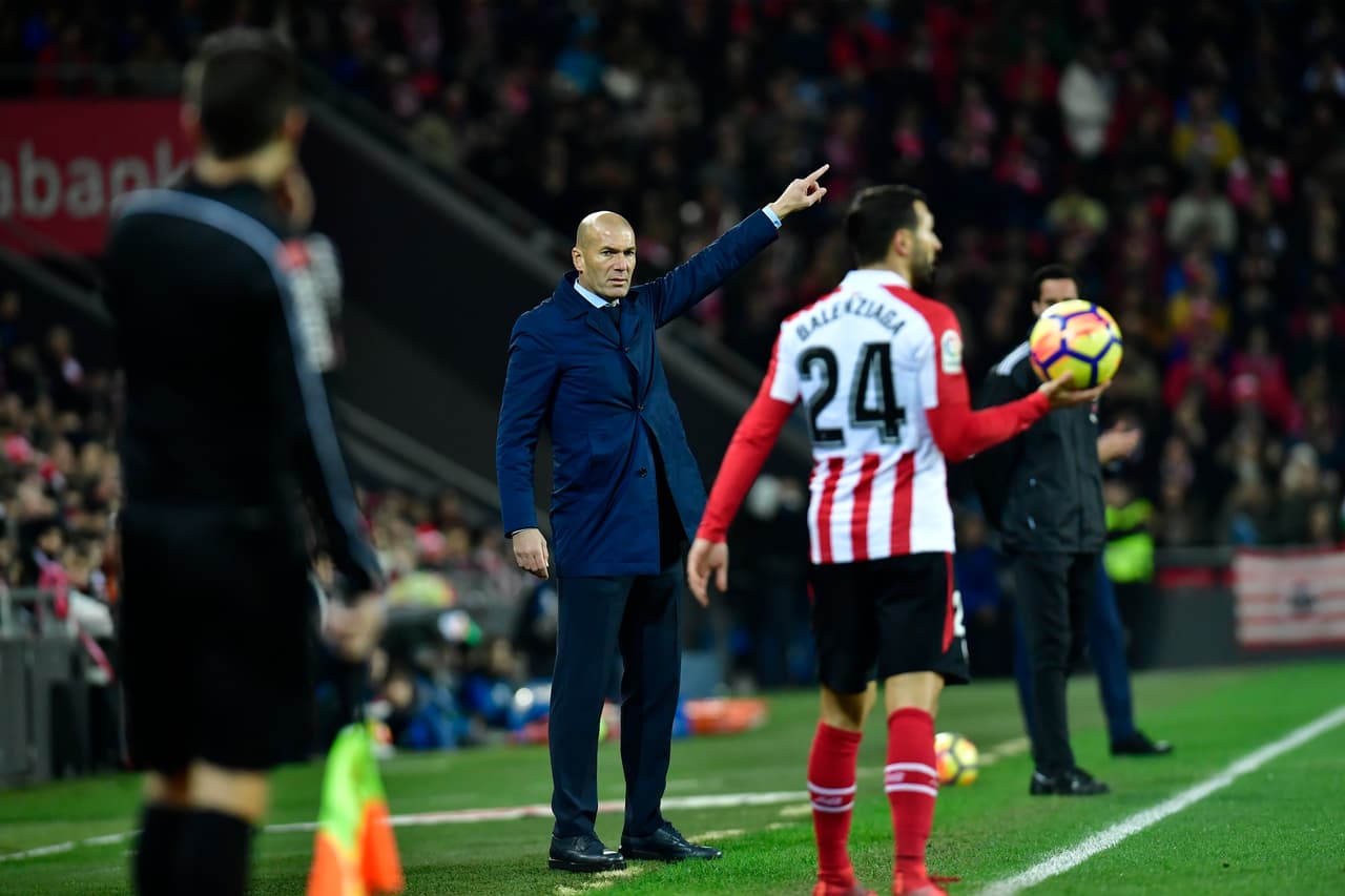 Zinedine Zidane dio indicaciones a los suyos durante los 90 minutos. El estratega no ha logrado resolver la falta de gol del equipo.